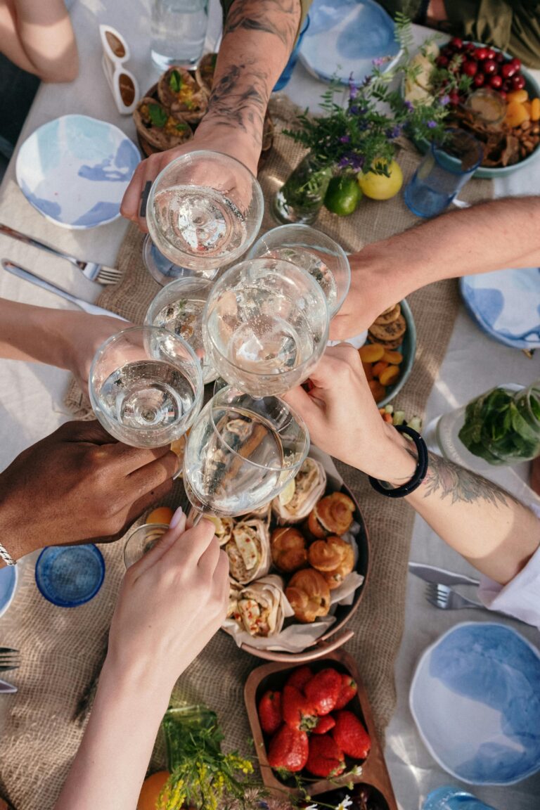 Brunch verres table assiettes toast nourriture mains