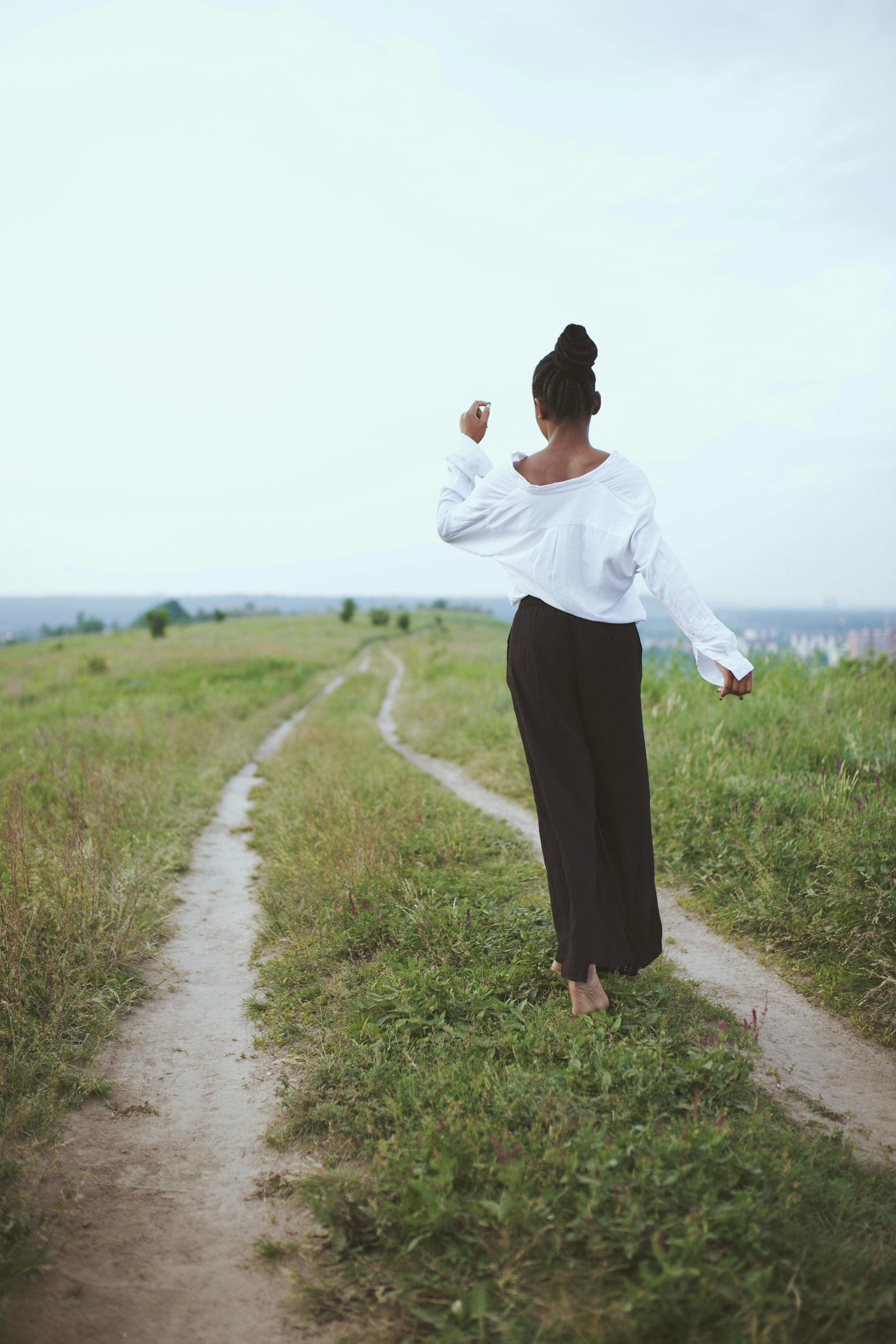 Femme jupe marche nature gazon liberté