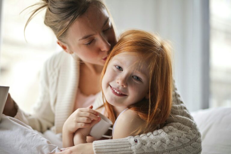 famille fille rousse maman bisou amour sérénité tasse gilet laine amour maternel