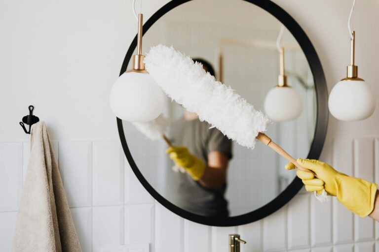 plumeau poil autruche gant jaune dépoussiérage salle de bain miroir nettoyage