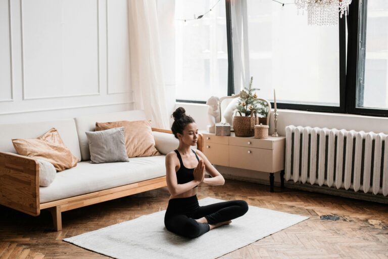 tapis de yoga avec des yeux fermés, méditation